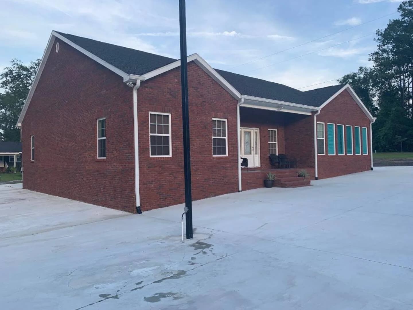 Red-brick exterior of Troopers Lane Getaway in Waycross